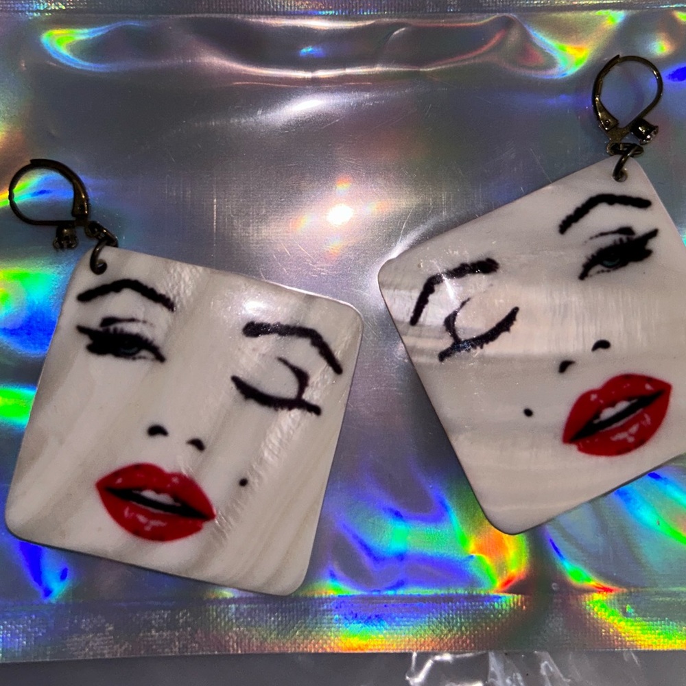 Betsey Johnson lip kiss Marilyn face wink shell earrings vintage mother of pearl
